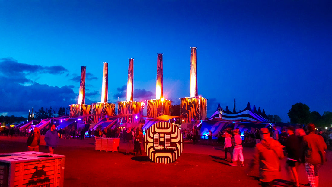 De Ultieme Lowlands Paklijst 2025: Wat Je Echt Nodig Hebt (En Wat Je Beter Thuis Kunt Laten)